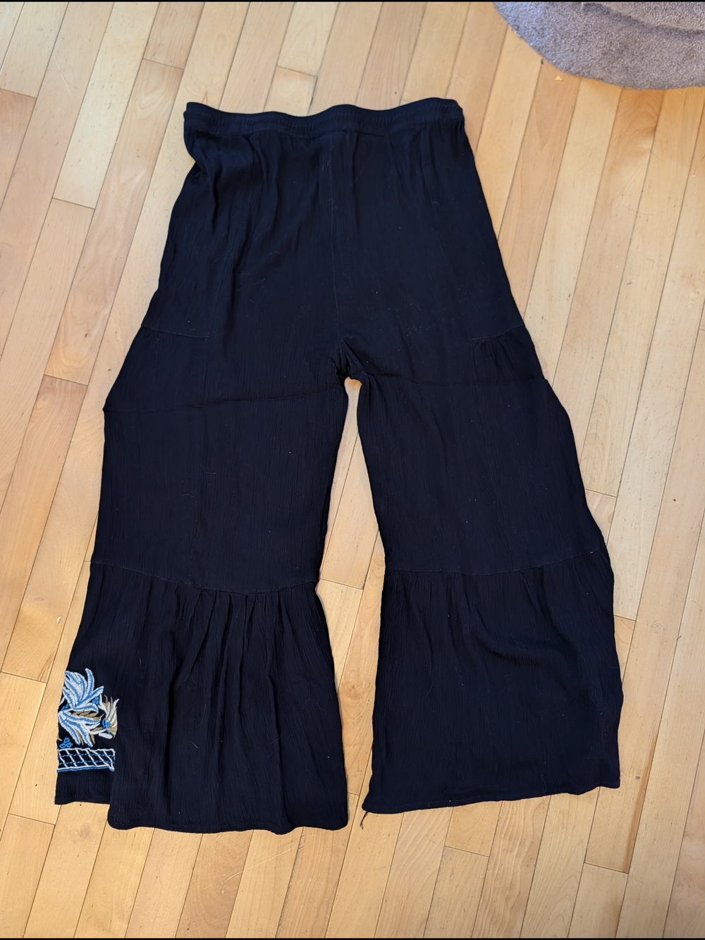 Embroidered Capris - Picture 5 of 6
